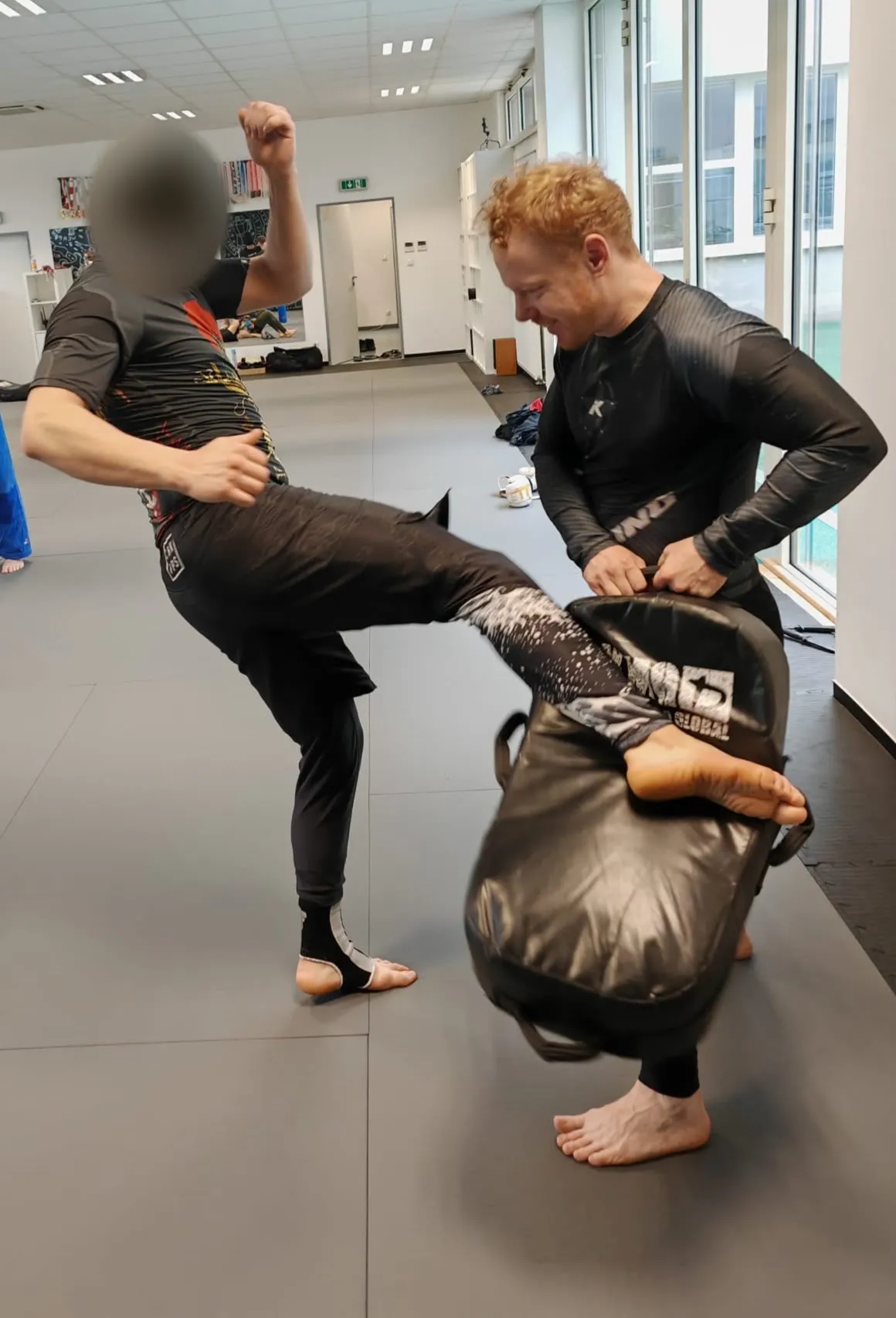 mma trener praha drzeni lapy kopy